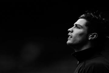 开云下载-高原圣殿崩塌记，马丁内利刺穿海拔神话，曼联狂胜玻利维亚启示录