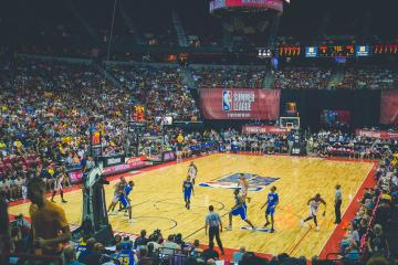 开云体育下载-NBA季后赛之夜，从青铜射手到黄金英雄，马丁内利的绝命三分