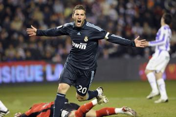 开云体育平台APP-安赛龙冰火两重天，羽球燃爆汉江岸，绿茵绝杀柏林墙