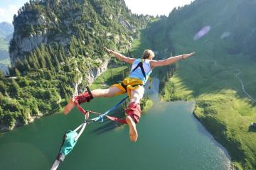 开云体育下载-弯道上的几何革命，当索伯的刀锋劈开红牛王朝的幕布