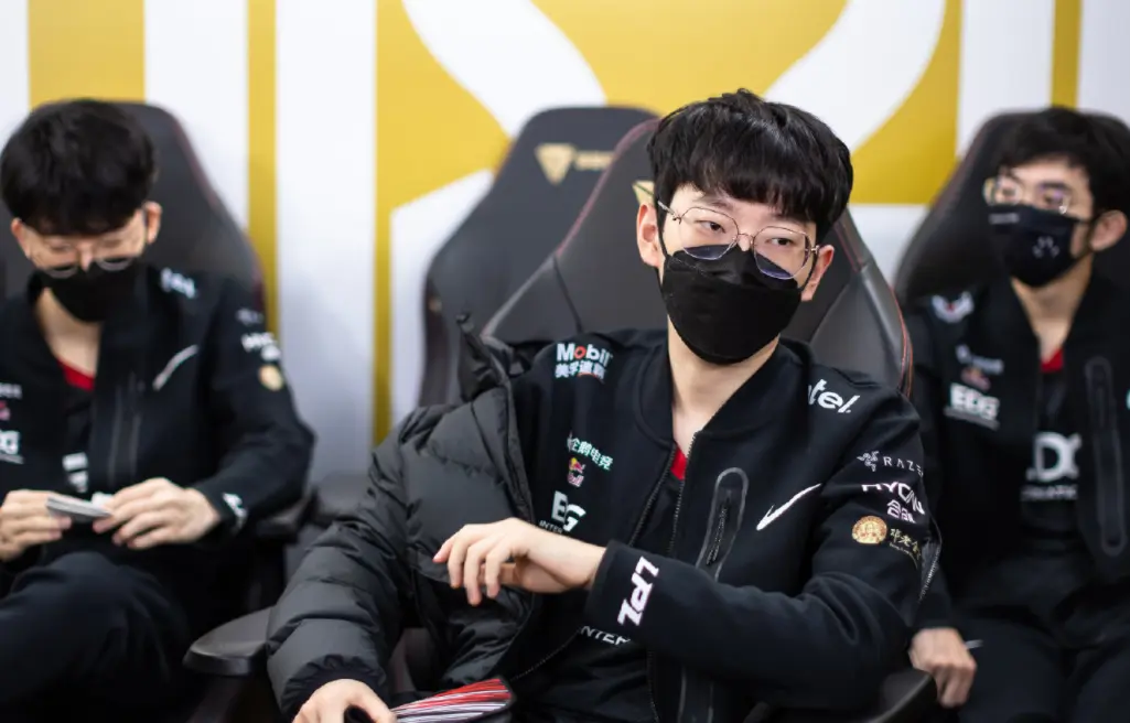 开云体育APP下载-DFM轻取DK，Tarzan完成史诗逆转峡谷大战四强赛，锁定晋级资格的简单介绍