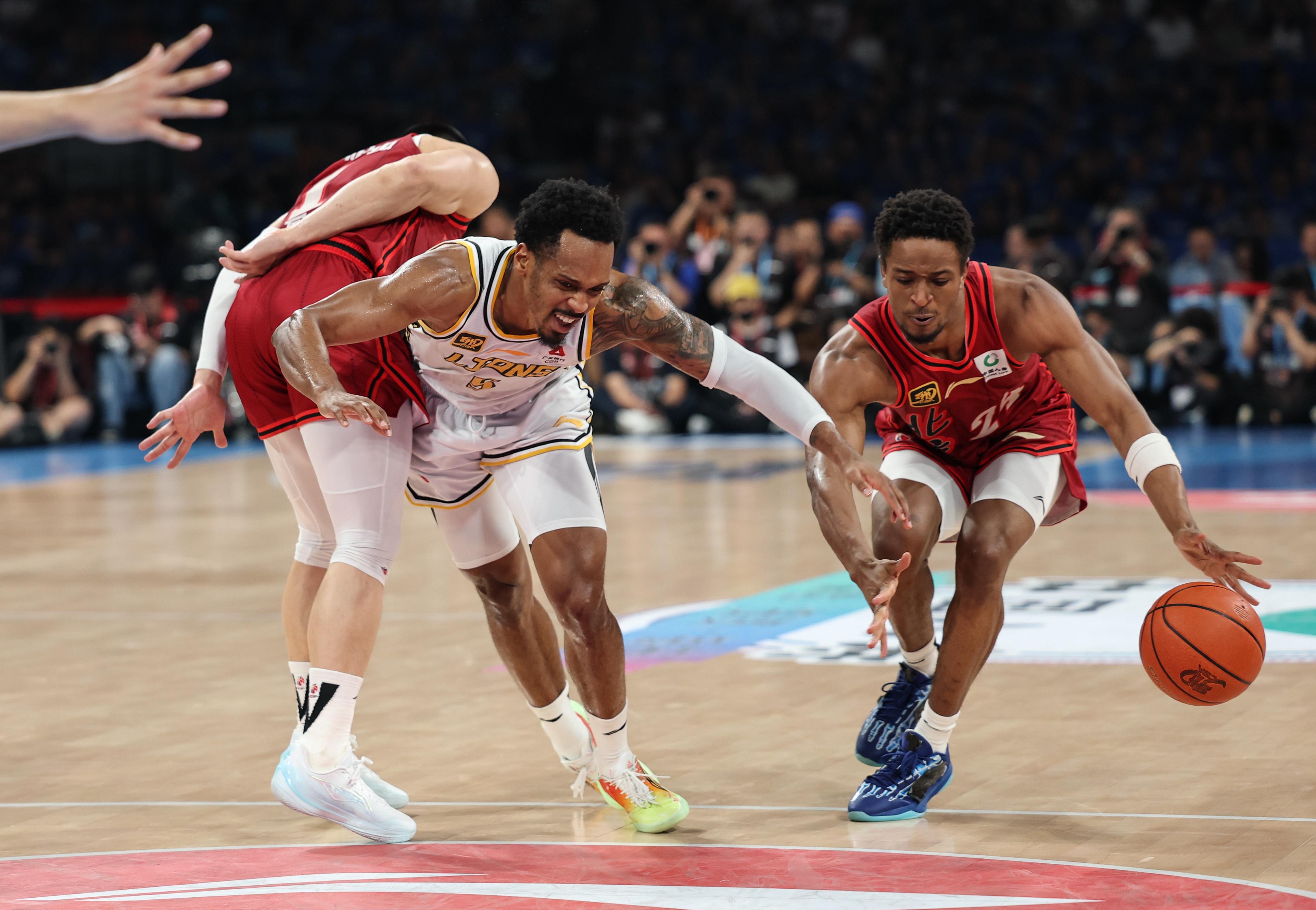 开云体育平台APP-顶尖球队强强对决，球场火花四溅