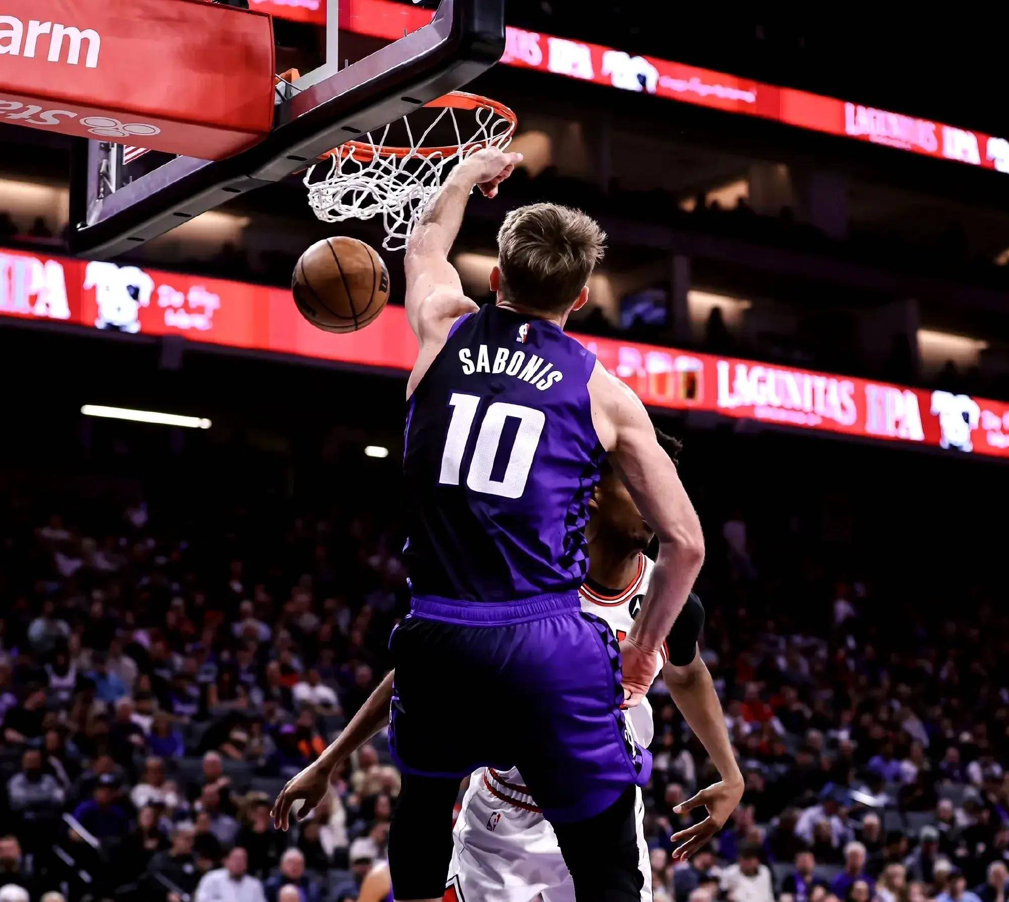 开云下载-爵士疯狂反扑,森林狼惊险逃脱