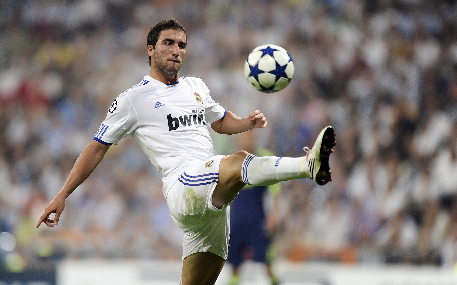 开云体育官方网站-战术棋盘上的绝对统治，马德里竞技稳稳吃下巴拉圭，莱万节奏大师般完全掌控战局